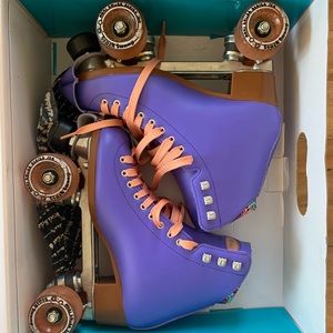 Moxi periwinkle bunny skates